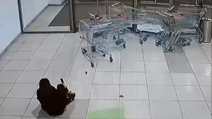 Бесни пазарски колички пометоха минувач (ВИДЕО)