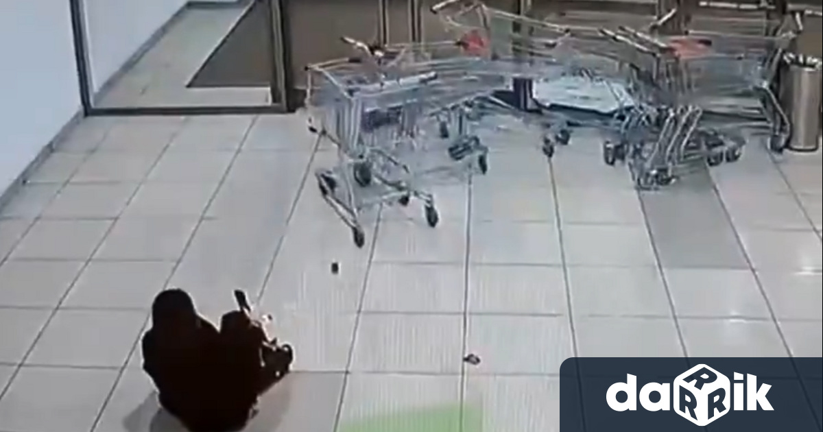 Бесни пазарски колички пометоха минувач на ескалатор вЧелябинск след което