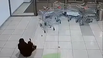 Бесни пазарски колички пометоха минувач (ВИДЕО)