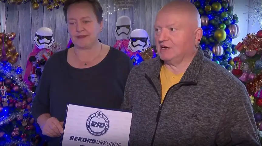 Семейство в Германия украси дома си с 621 коледни елхи