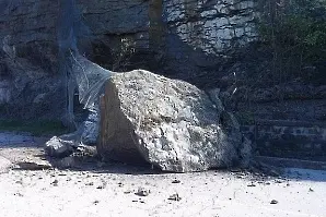 Поради паднала скална маса е ограничено движението в прохода Троян – Кърнаре