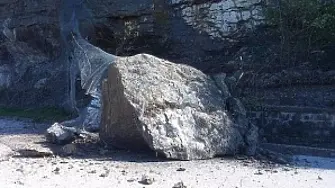 Поради паднала скална маса е ограничено движението в прохода Троян – Кърнаре