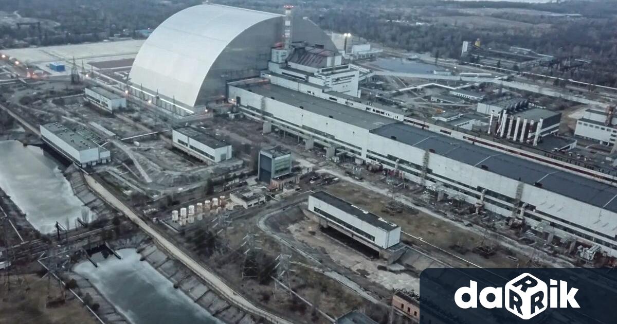 Защитният саркофаг на атомната електроцентрала в Чернобил в разкъсваната от