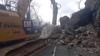 5 машини разчистват свлечената скална маса в района на село Кърнаре по път II-35