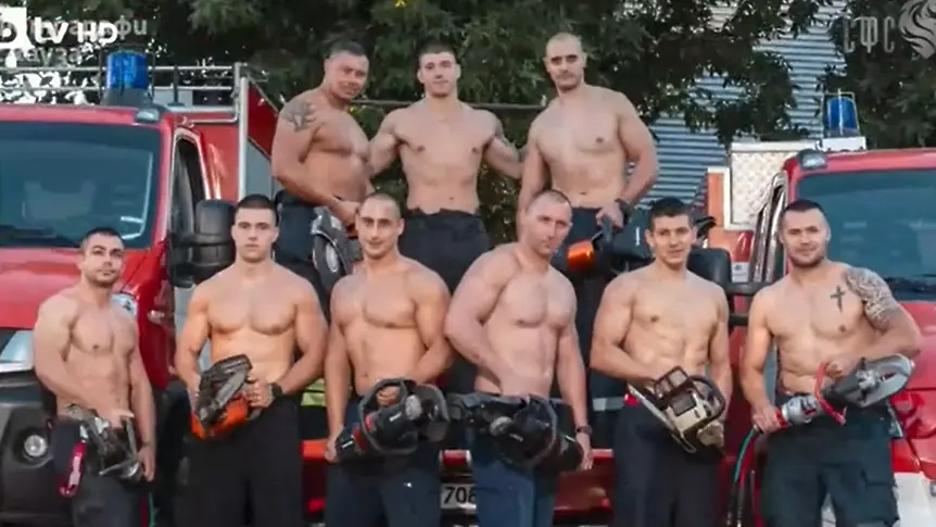 Секси български пожарникари показват мускули в календар с кауза (СНИМКИ)