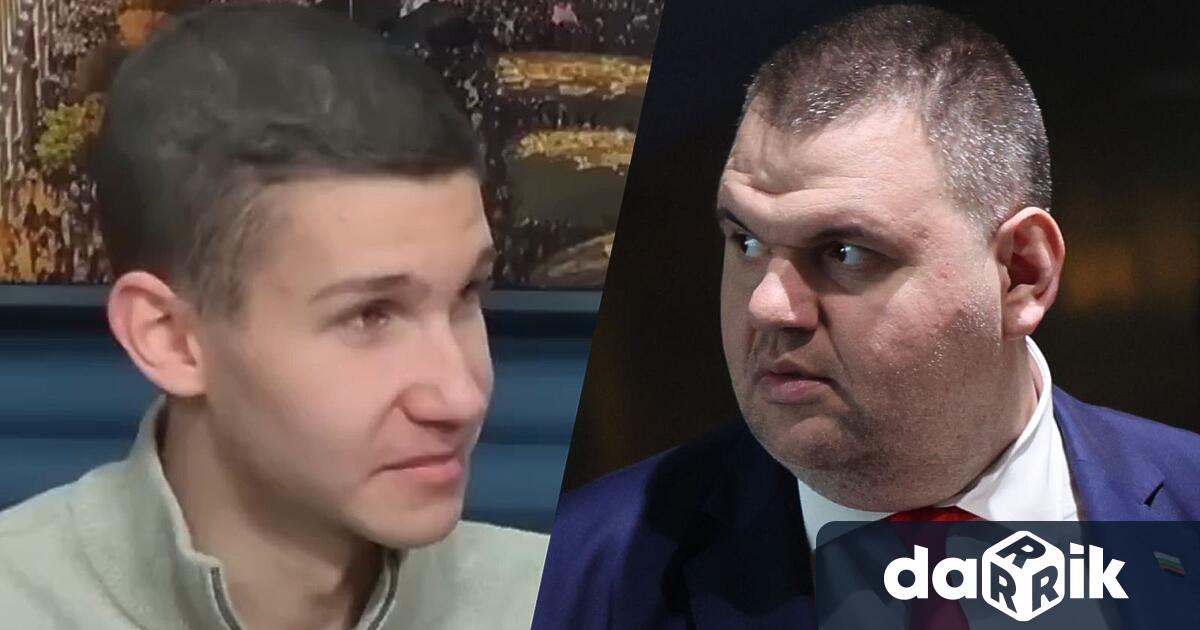 Част от най активните млади протестиращи в лицето на инфлуенсърът