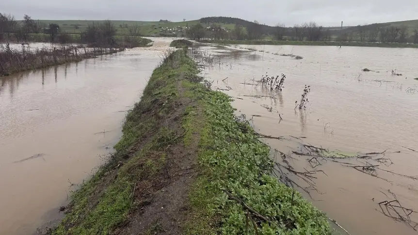 Евакуираха семейство от бургаско село, след като река скъса дига