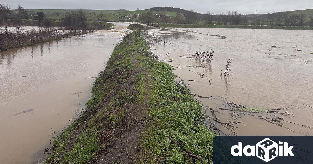 Четиричленно семейство е евакуирано от къща в село Извор след