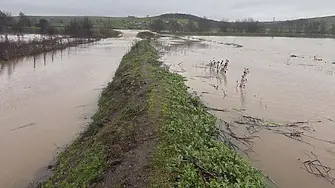 Евакуираха семейство от бургаско село, след като река скъса дига