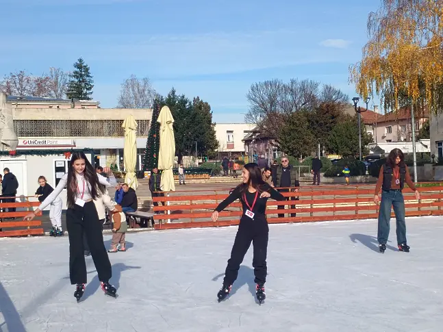 Заповядайте на ледената пързалка в гр. Мездра