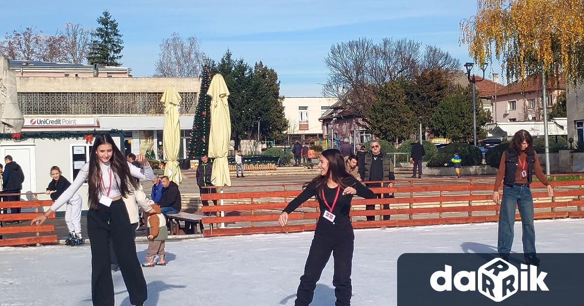 Заповядайте на ледената пързалка в гр Мездра която отвори врати