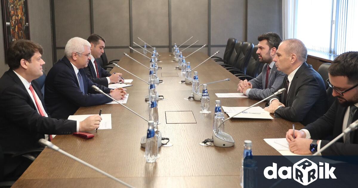 България се опитва да се оттърве от заседналия танкер край