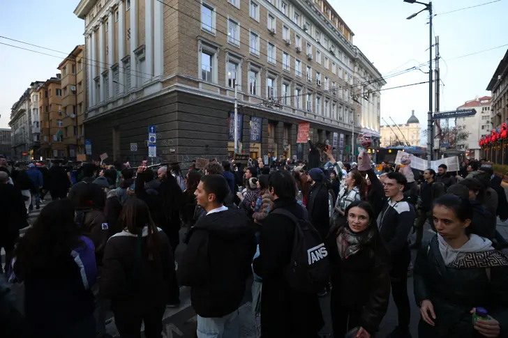 Студенти от НАТФИЗ се събраха на антиправителствен протест