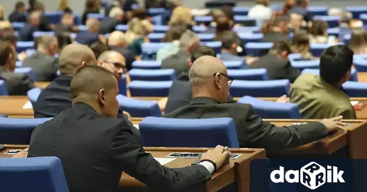 Ден след като правителството подаде оставка като отговор на многохилядните