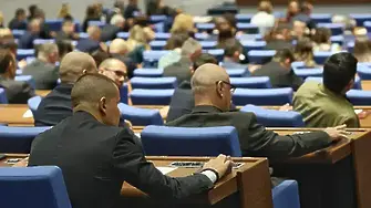 Депутатите официално гласуват оставката на правителството