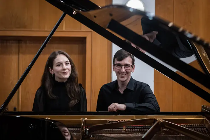  Млади пианисти представят  "Приказки за четири ръце" в зала "Сливен"