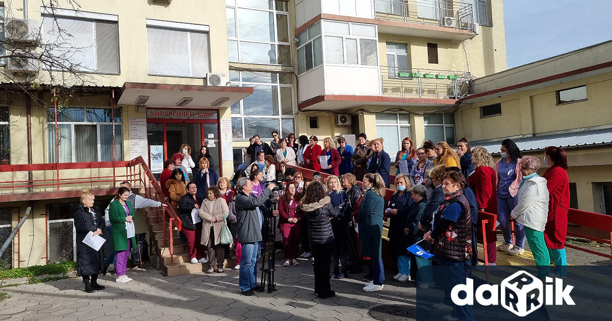 Специалисти по здравни грижи от Многопрофилната болница за активно лечение