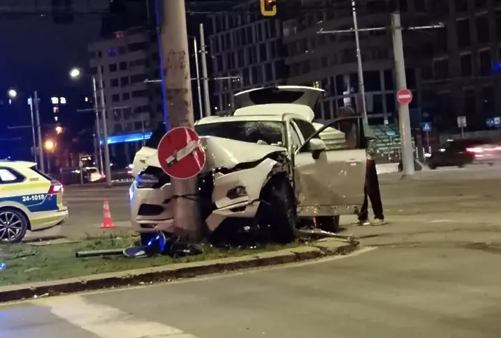 Отново тежка катастрофа в София: Кола се заби в стълб на възлов булевард