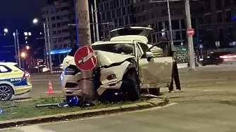 Отново тежка катастрофа в София: Кола се заби в стълб на възлов булевард