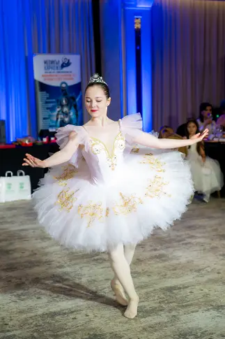  Урок по добрина, благотворителност и човещина бе Коледният благотворителен бал по надпис „ ВСИЧКИ БЪЛГАРСКИ ДЕЦА СА РАВНИ ” 