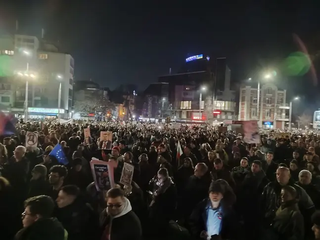 Пловдив се обедини на площад „Съединение“: „Оставка!“ и „Шиши вън!“ огласиха Центъра