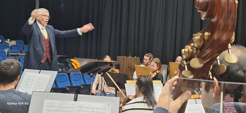 Диригент Джереми Мартин и Симфониета Враца ви канят на концерт с музиката на 20 век