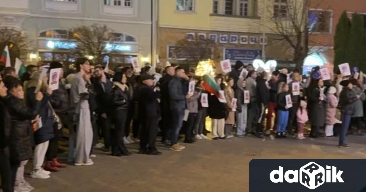 Стотици граждани се събраха на площада пред сградата на Община