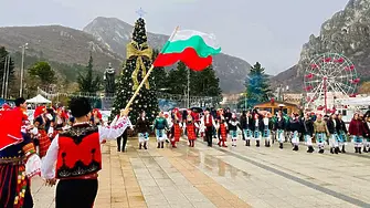 Традиционен празник на местните вина, ракии и мезета започна на площада във Враца