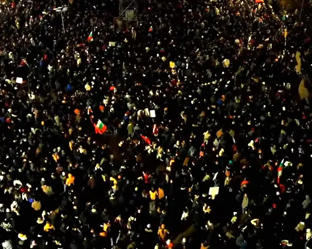 Завърши мащабният антиправителствен протест, десетки хиляди излязоха в центъра на София