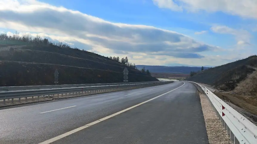 Тази събота пускат движението по новия 3 км участък от АМ „Хемус“ от п. в. „Дерманци“ до етапната връзка с път ІІІ-307 Луковит-Угърчин/СНИМКИ/