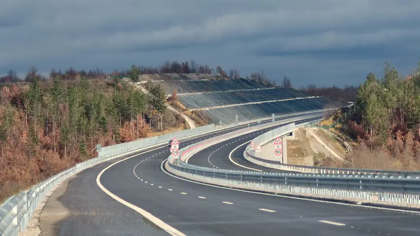 Тази събота пускат движението по новия 3 км участък от АМ „Хемус“ от п. в. „Дерманци“ до етапната връзка с път ІІІ-307 Луковит-Угърчин/СНИМКИ/