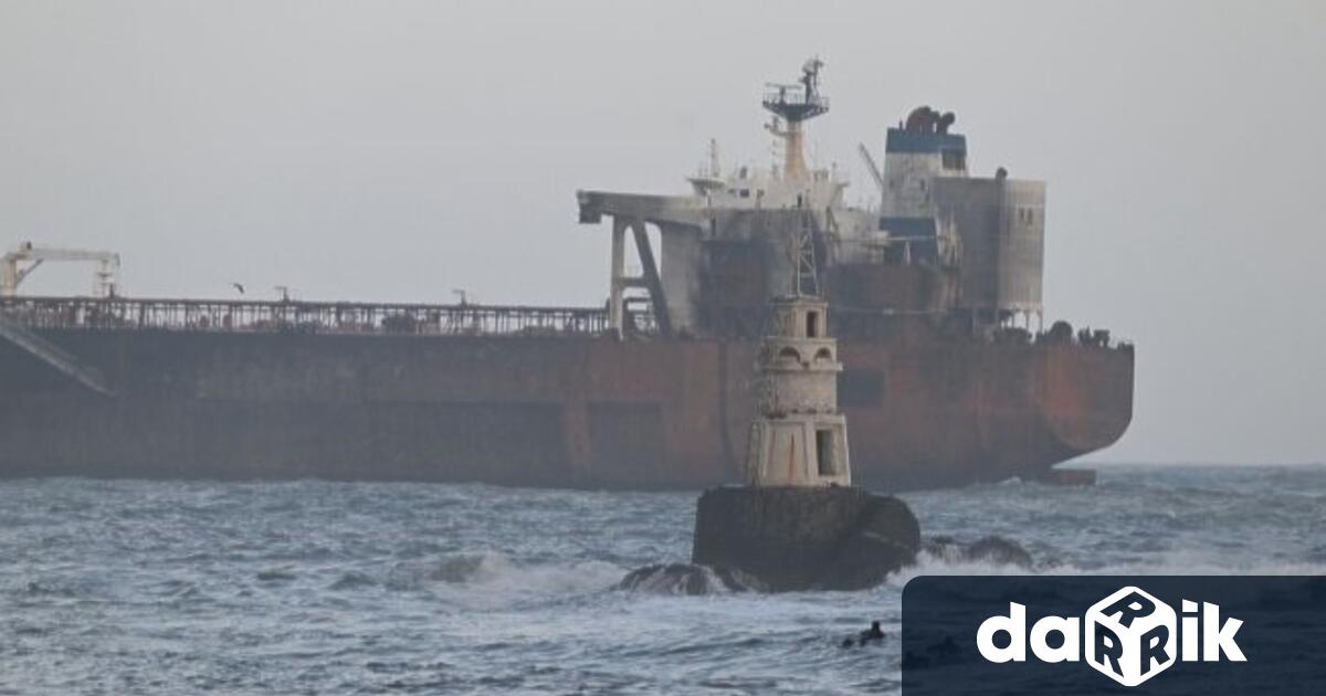 Още четирима моряци са евакуирани от атакувания от дронове танкер