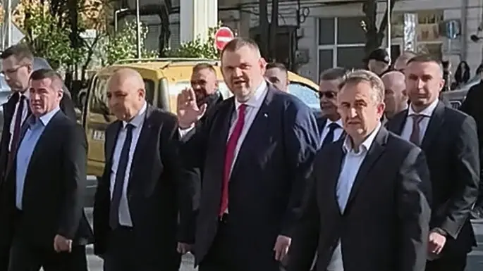 Пеевски в Кърджали ден преди контрапротеста, полицията отцепи целия център