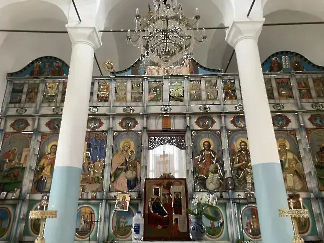 Църквата почита днес Светите мъченици Евстратий, Авксентий, Евгений, Мардарий и Орест, и Св. девойка Лукия