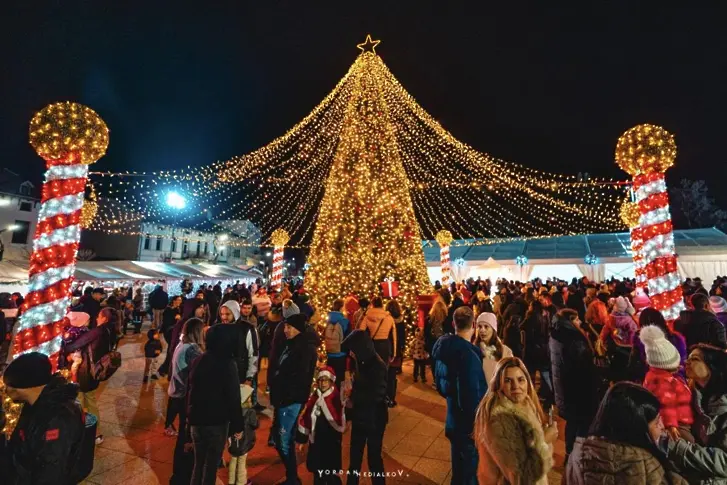 Коледната елха във Враца грейна с хиляди светлини