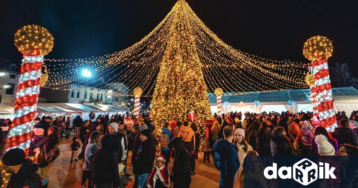 Специален гост беше Дядо Коледа който премина по централната пешеходна