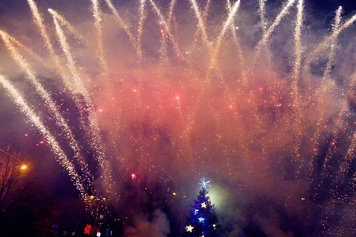 Със запалване светлините на елхата започнаха коледните тържества в Сливен