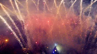 Със запалване светлините на елхата започнаха коледните тържества в Сливен