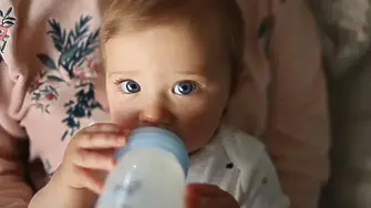 Изтеглят от пазара в България партиди бебешко мляко заради бактерии! Ето кои!