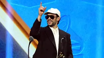 Инцидент на сцената: Феновете спасиха изпълнението на Bad Bunny в Мексико