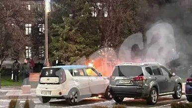 Електрическа кола се запали на пл. „Александър Невски“