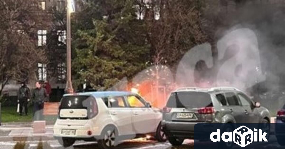 Електрическа кола се запали на пл Александър Невски в София