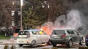 Електрическа кола се запали на пл. „Александър Невски“