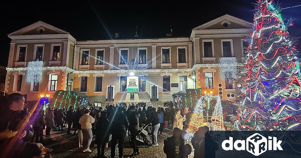 С тържествена и искряща празнична програма озарена от усмивки и