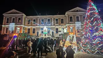 Запалиха светлините на коледната елха в Котел