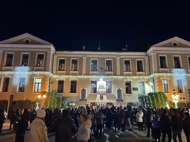 Запалиха светлините на коледната елха в Котел