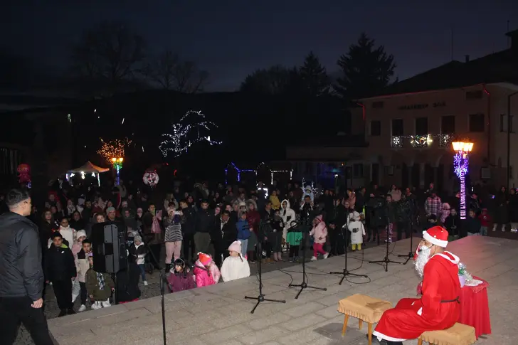 Запалиха светлините на коледната елха в Котел