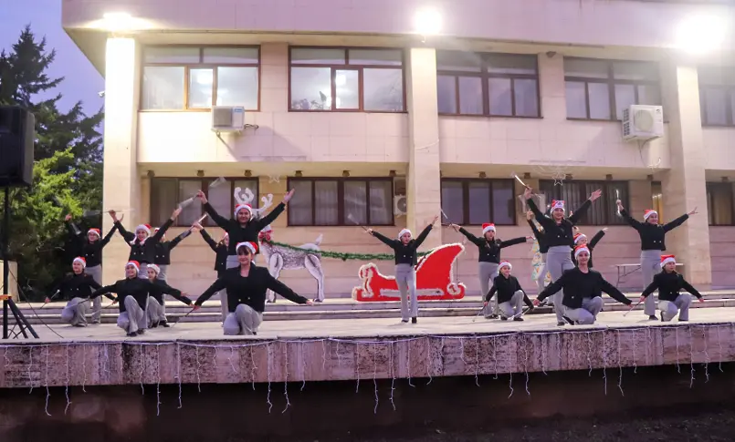 Светлината на коледния дух озари площада в Левски