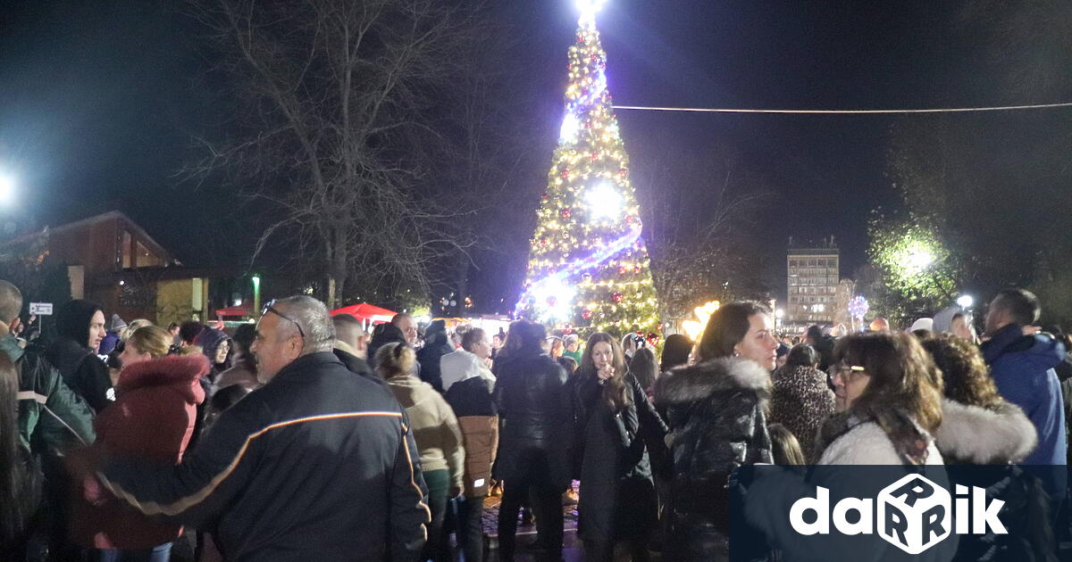 Децата учениците младите хора родители и учители жителите и гостите