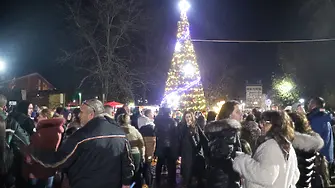 Светлината на коледния дух озари площада в Левски